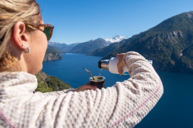 Lezzetli bir eş, Arjantin 'den tipik bir içki. Güney Patagonya 'nın manzaralarının tadını çıkarıyorum..