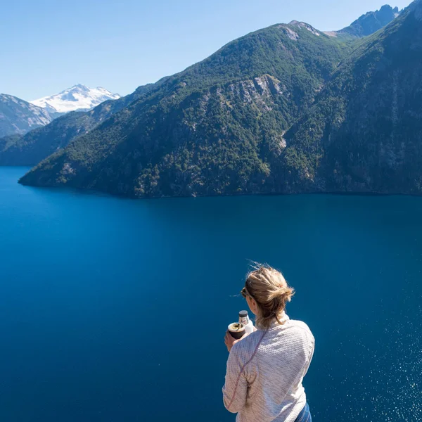 Genieten Van Een Heerlijke Maat Een Typisch Drankje Uit Argentinië Stockfoto