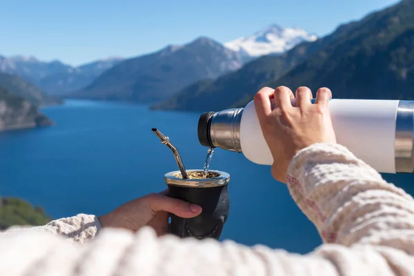 Genieten Van Een Heerlijke Maat Een Typisch Drankje Uit Argentinië Rechtenvrije Stockafbeeldingen