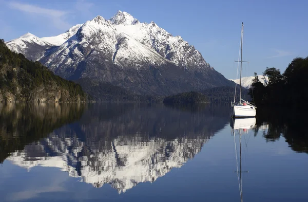 Bay Patagonia içinde bağlantılı yelkenli