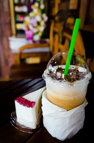 Filiżanka kawy latte na drewnianym stole i ciasto w stylu vintage. — Zdjęcie stockowe