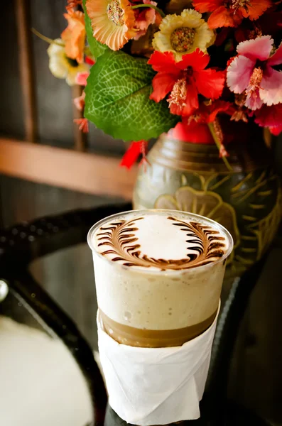 Filiżanka kawy latte na drewnianym stole i ciasto w stylu vintage. — Zdjęcie stockowe