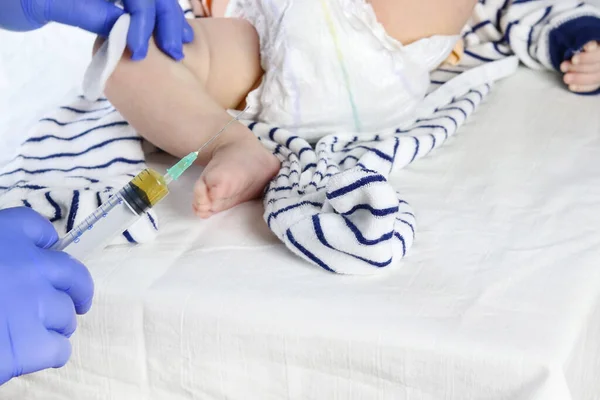 Un pediatra especialista vacuna, realiza un examen de detección del cuerpo del bebé. Espacio de copia - concepto de salud infantil y prevención de enfermedades, pediatría, crecimiento — Foto de Stock