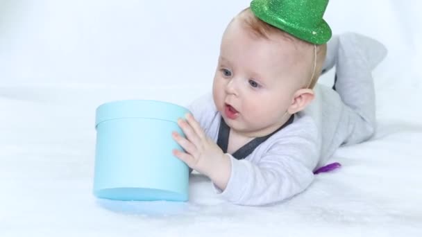 Glückliches Süßes Baby Mit Hut Blickt Auf Eine Runde Schachtel — Stockvideo