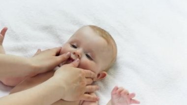 Gülümseyen bir bebekte, şişmiş diş etleri elleri açık bir ağızda kontrol edilir ve ilk diş fırlar. Kopya spa - ağrı, tükürük, çene kontrolü, çiğneme, büyüme, pediatri, ilaç, diş hekimliği