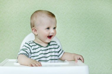 Gülümseyen çocuk ağzını açtı ve şaşkınlık içinde baktı. Kopyalama alanı - mutlu çocukluk kavramı, merak, canlı duygular, yüz ifadeleri, satış için arka plan, şok edici haberler, bebek ürünleri