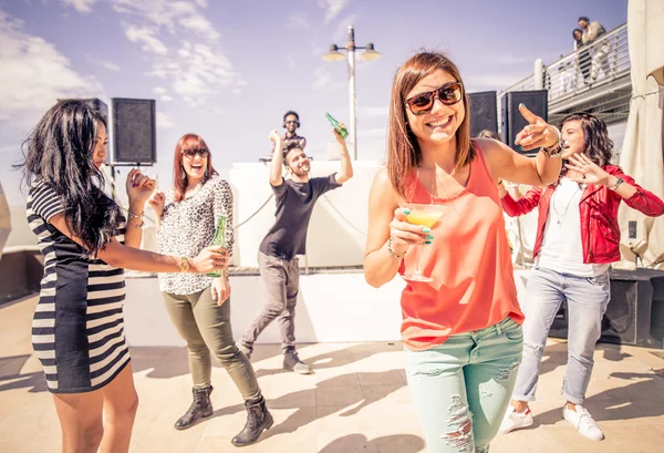 Freunde tanzen auf Party — Stockfoto