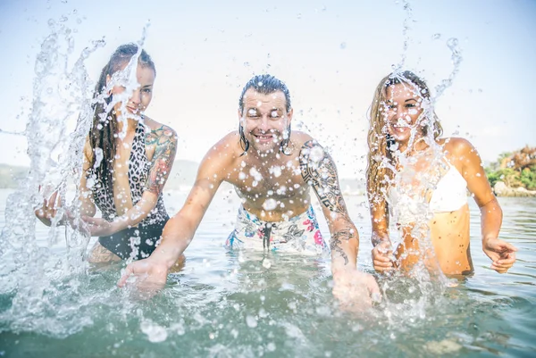 Freunde spielen im Meer — Stockfoto