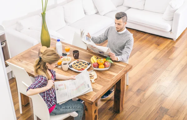 Paar frühstückt zu Hause — Stockfoto