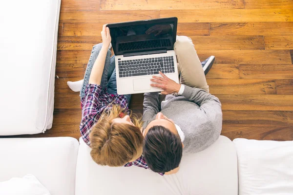 Paar mit Computer zu Hause — Stockfoto