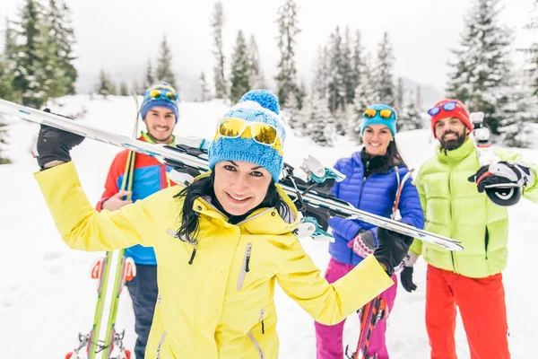 Amici che sciano in vacanza invernale — Foto Stock