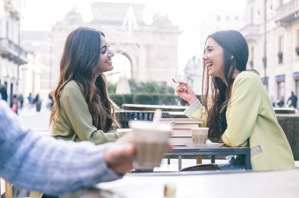 Two friends having a coffee in the city center — Stock Photo, Image