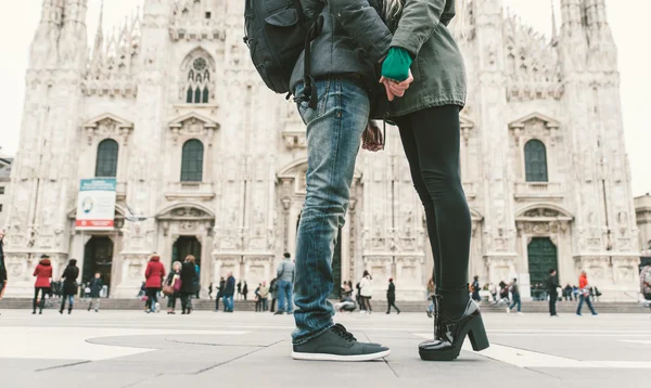 Cuplu sărutat în piața Duomo, Milano — Fotografie, imagine de stoc