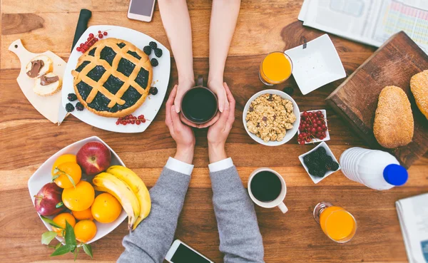 Paar ontbijten in de ochtend thuis — Stockfoto