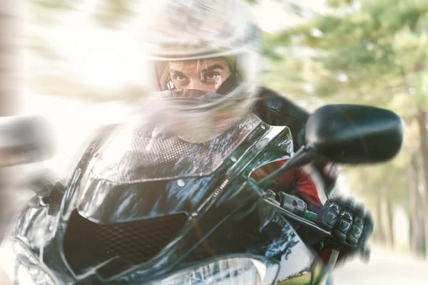 Motociclista en el camino a caballo rápido — Foto de Stock