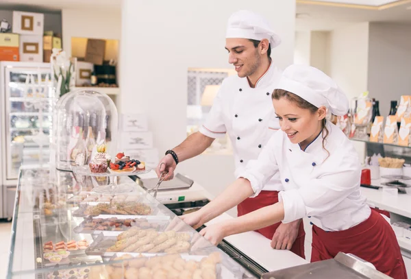 Gelukkig werkgever en zakenvrouw in een patisserie — Stockfoto