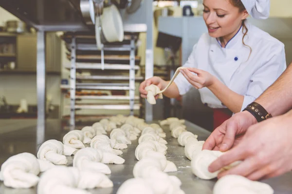 Chef préparant un croissant sucré dans le laboratoire de pâtisserie — Photo