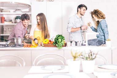 Arkadaşlar evde yemek