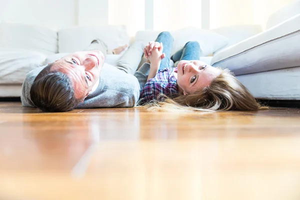 Pareja en casa —  Fotos de Stock