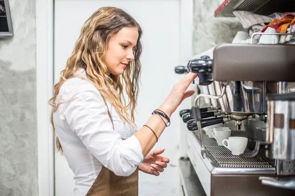 บาร์แมนเตรียมกาแฟ — ภาพถ่ายสต็อก