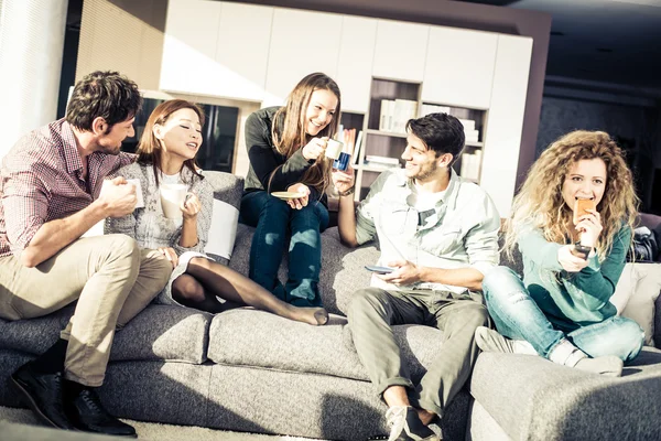 Pessoas se divertindo em casa — Fotografia de Stock