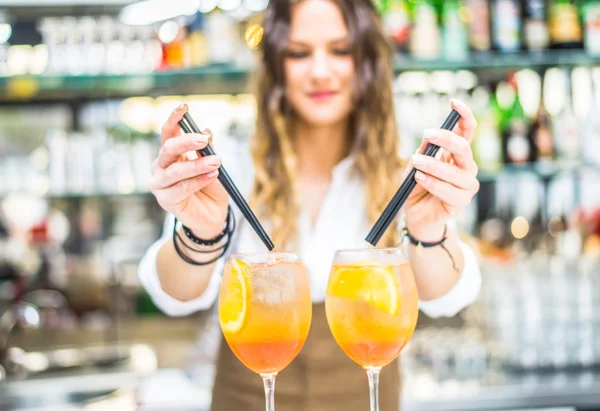 Barmaid preparing cocktails — Stock Photo, Image