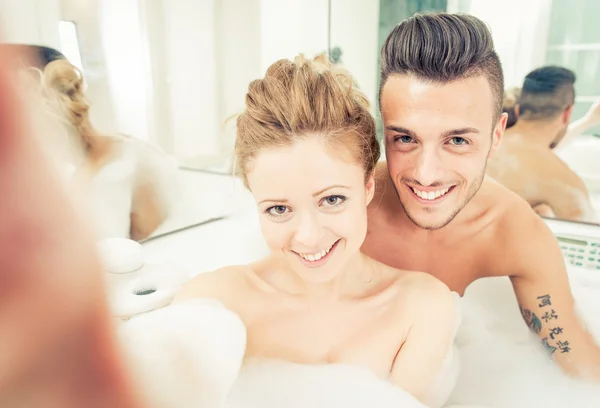 Jonge gelukkig koppel genieten van jot bad in de jacuzzi — Stockfoto