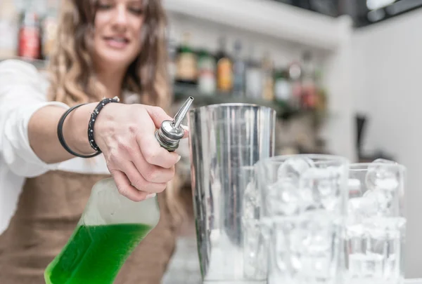 Bár hölgy készül a koktélok és alkohol özönlenek a glasse — Stock Fotó