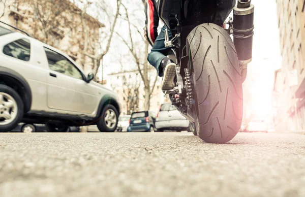 Pneu de motocicleta de perto. Vista do chão de asfalto. Estilo de vida urbano e transporte — Fotografia de Stock