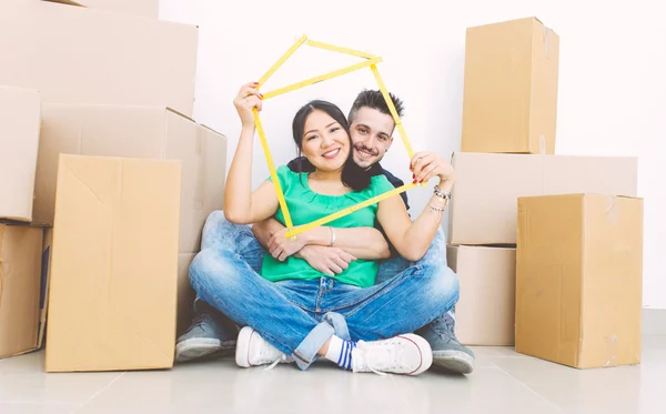 Unga par som flyttar in i nytt hus — Stockfoto