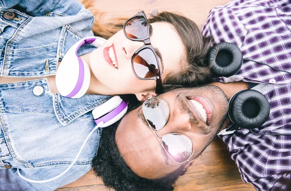 Casal de raça mista tomando auto retrato — Fotografia de Stock