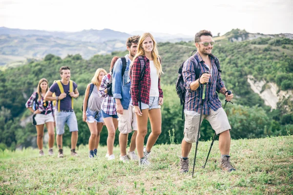 Groupe de randonneurs marchant dans la nature — Photo