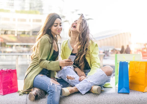 Freundinnen schauen aufs Smartphone — Stockfoto