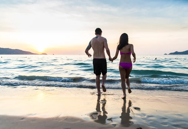 Par springer på stranden — Stockfoto