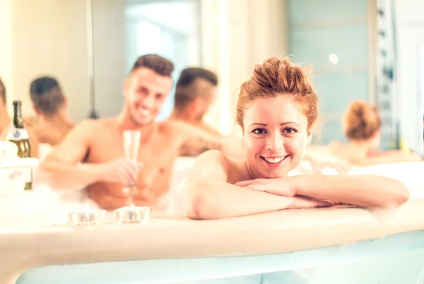 Coppia in piscina idromassaggio — Foto Stock