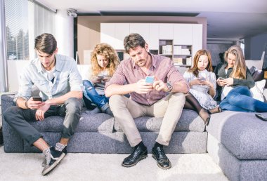 Gençlerin cep telefonu aşağı bakıyor 