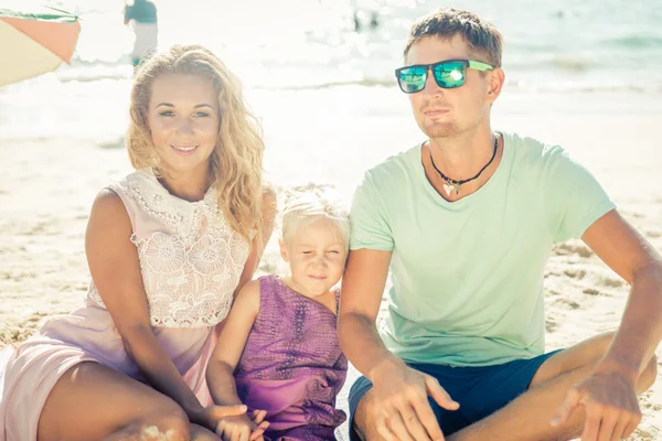 Família feliz aproveitando o tempo na praia — Fotografia de Stock