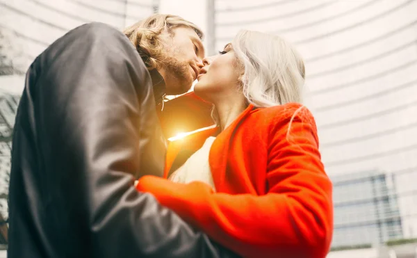 Casal apaixonado beijo em uma área urbana — Fotografia de Stock