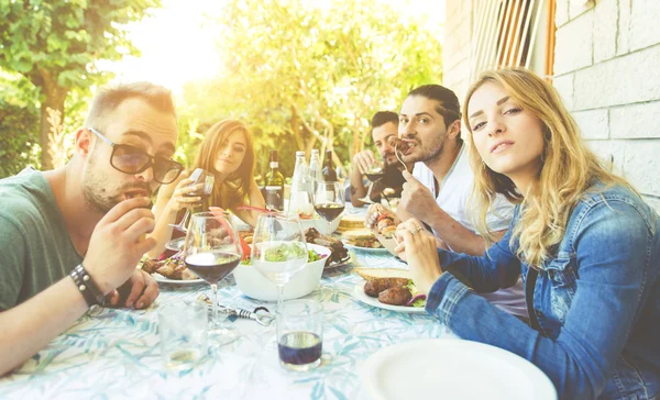 Group of friends making barbeque in the backyard — Stock Photo, Image