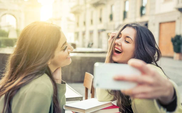 İki genç kadın selfie akıllı telefon ile alarak — Stok fotoğraf