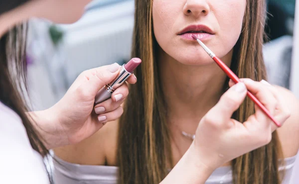 Frau macht Schönheitsbehandlung im Salon — Stockfoto