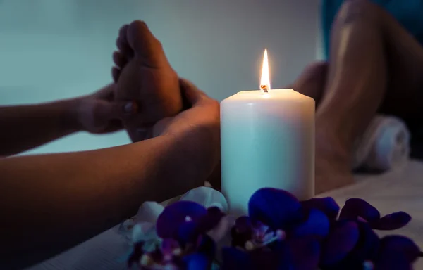 Primer plano de los pies de la mujer y decoraciones de salón de belleza — Foto de Stock