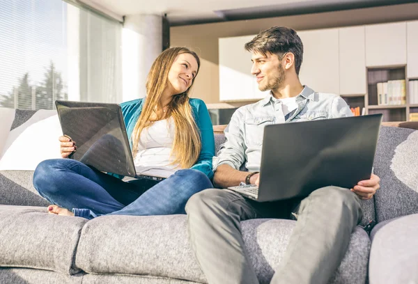 Щаслива пара дивиться речі на комп'ютері, вдома в живих — стокове фото