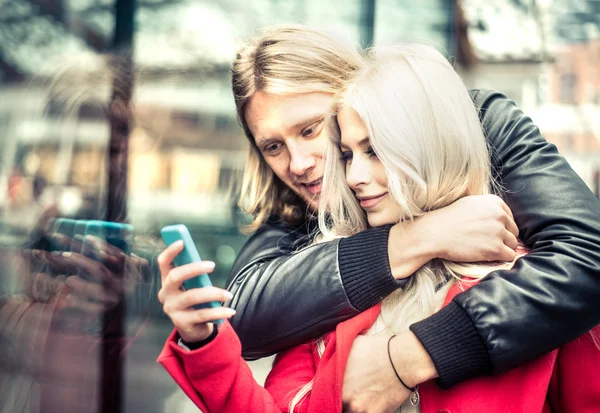 Çift selfie çekiyor. — Stok fotoğraf