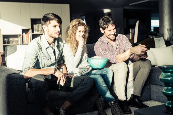 Amigos viendo películas en casa — Foto de Stock