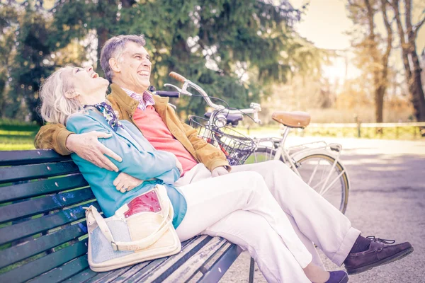 Anziani coppia avendo divertimento all'aperto — Foto Stock