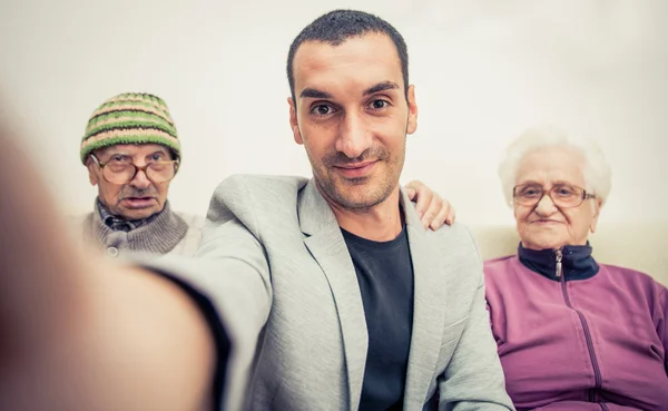 Familjeporträtt med morföräldrar — Stockfoto