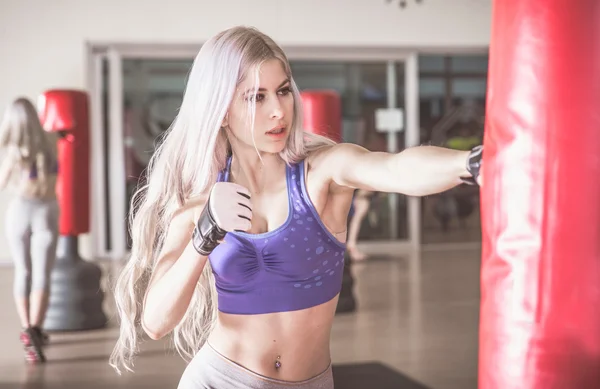 Mujer luchadora en gimnasio —  Fotos de Stock