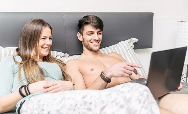 Pareja feliz en casa en el dormitorio —  Fotos de Stock