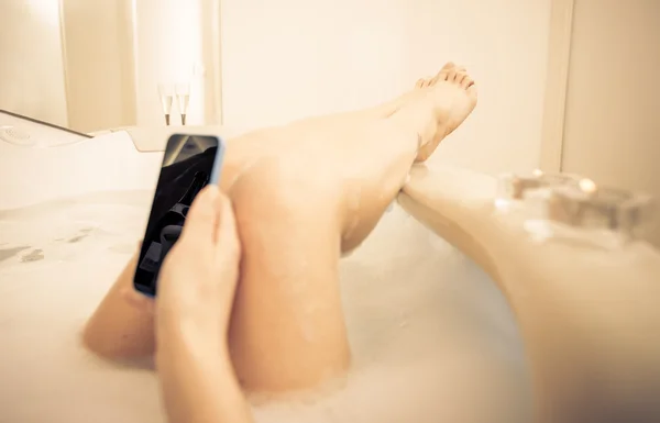 浴槽で女性の足 — ストック写真